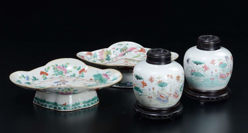 A pair of polychrome enamelled lifts and a pair of small potiches and cover with naturalistic decorations, China, Qing Dynasty, 19th century  - Auction Chinese Works of Art - Cambi Casa d'Aste