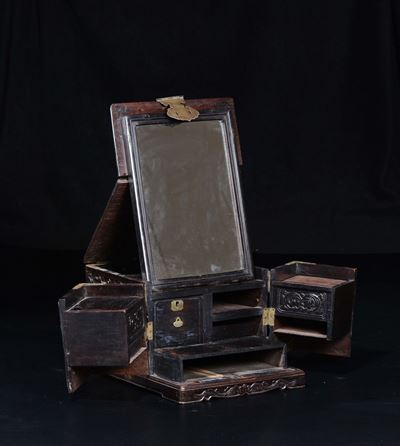 Portagioie in Legno Intagliato con Cerniere in Bronzo Dorato, Cina, Dinastia Qing, Fine XIX Secol...