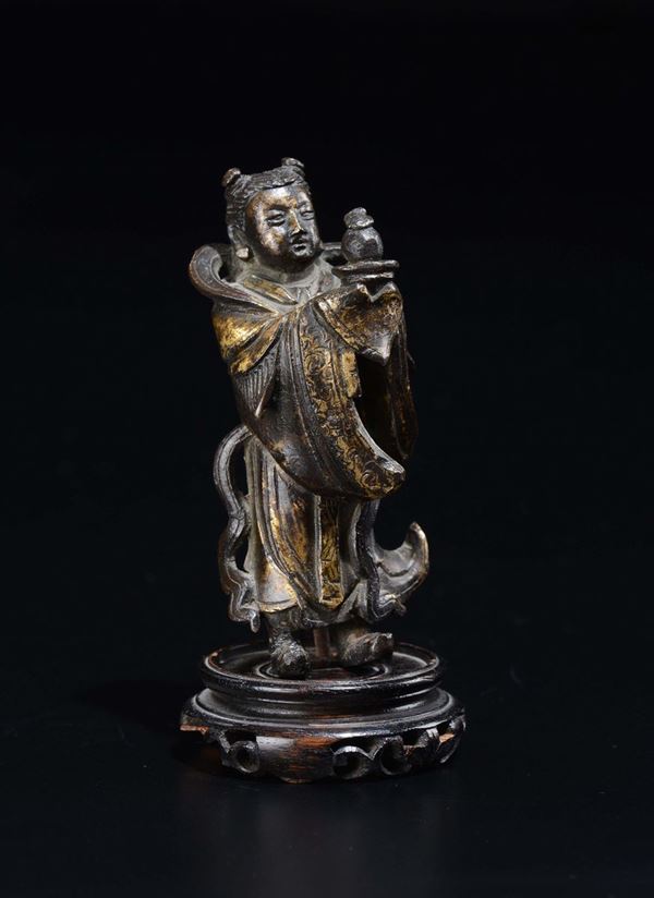 Figura di Guanyin con vassoio in bronzo con tracce di doratura, Cina, Dinastia Qing, XIX secolo