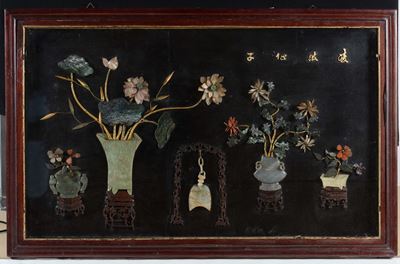 Grande Pannello in Legno con Intarsi in Giada e Pietre Dure Raffiguranti Vasi Fioriti, Cina, XX S...