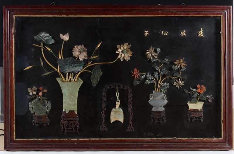 Grande pannello in legno con intarsi in giada e pietre dure raffiguranti vasi fioriti, Cina, XX secolo  - Asta Chinese Works of Art - Cambi Casa d'Aste