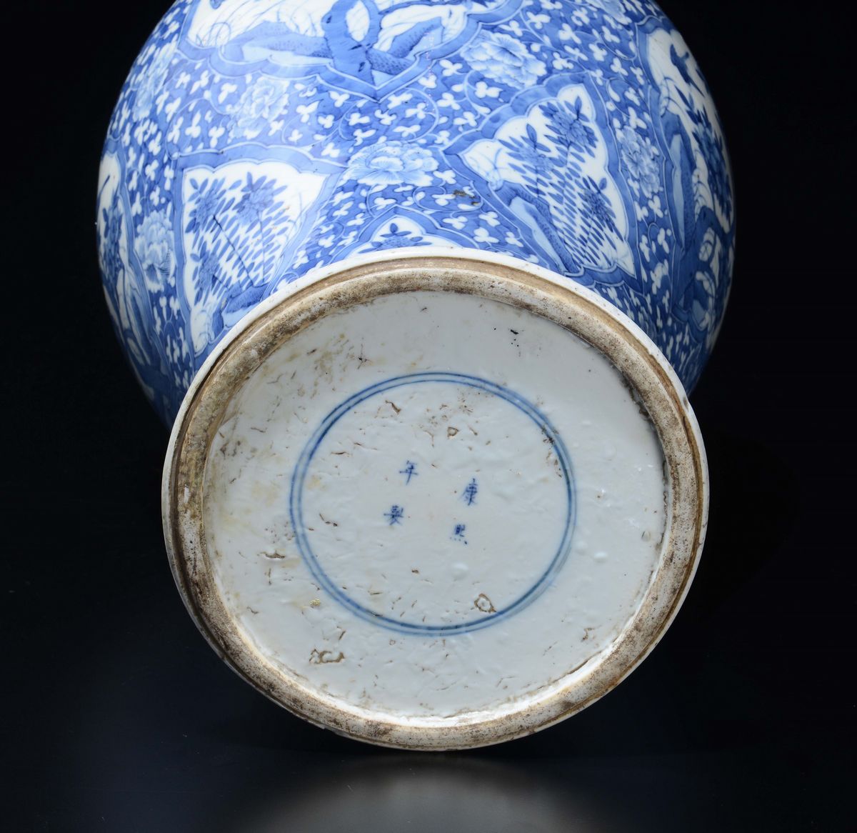 Vaso in Porcellana Bianca e Blu con Riserve di Fiori, Cina, Dinastia Qing, XIX Secolo