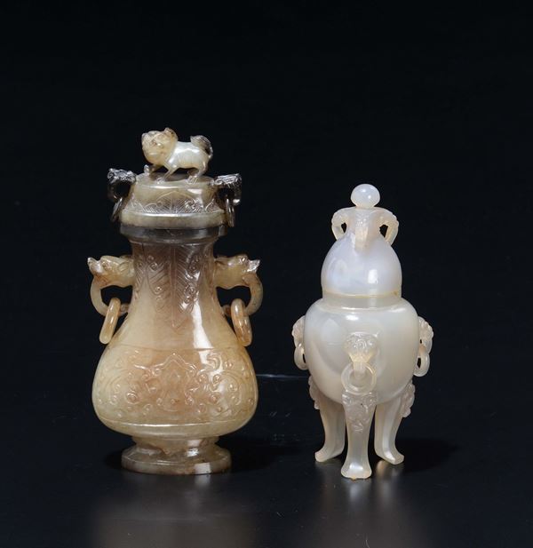 Due vasetti con coperchio, uno in agata e uno in giada, Cina, XX secolo