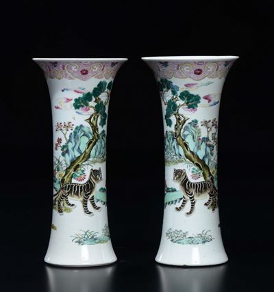 Coppia di Vasi a Tromba in Porcellana a Smalti Policromi con Raffigurazioni di Tigri, Cina, Inizi...