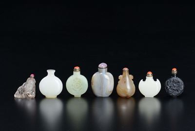 Lotto di Sette Snuff Bottles in Giada, Agata, Pietre Dure e Vetro con Forme Varie, Cina, tra XIX ...