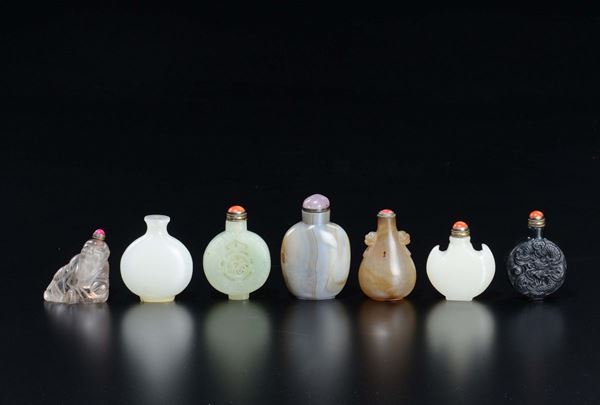 Lotto di sette snuff bottles in giada, agata, pietre dure e vetro con forme varie, Cina, tra XIX e XX secolo