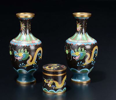 Lotto Composto da una Coppia di Vasi e Scatolina Cloisonnè con Decoro di Draghi Gialli, Cina, XX ...