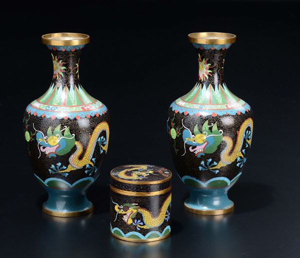 Lotto composto da una coppia di vasi e scatolina cloisonnè con decoro di draghi gialli, Cina, XX secolo