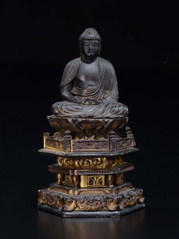 Figura di Buddha seduto su fiore di loto in legno scolpito, Giappone, XVIII secolo