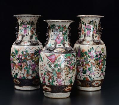 Tre Vasi in Porcellana Craquelè con Raffigurazioni di Scene di Battaglia, Cina, Dinastia Qing, XI...