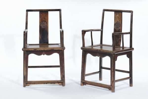 Coppia di poltrone in legno con schienale inciso, Cina, Dinastia Qing, XIX secolo