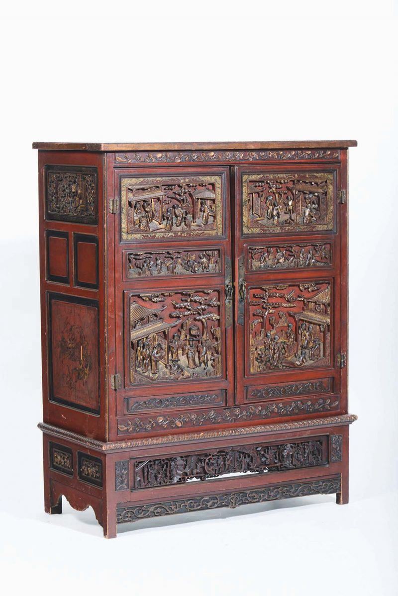 Mobile a due ante in legno scolpito, laccato e dorato, Cina, XX secolo  - Asta Chinese Works of Art - Cambi Casa d'Aste