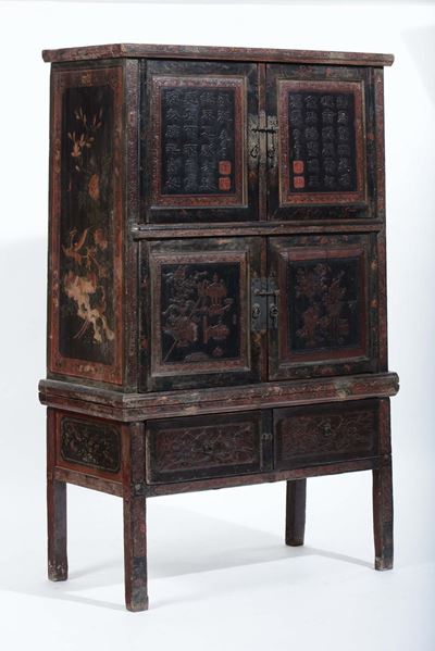 Grande Mobile a Due Ante in Legno Laccato con Decoro Floreale, Cina, XX Secolo