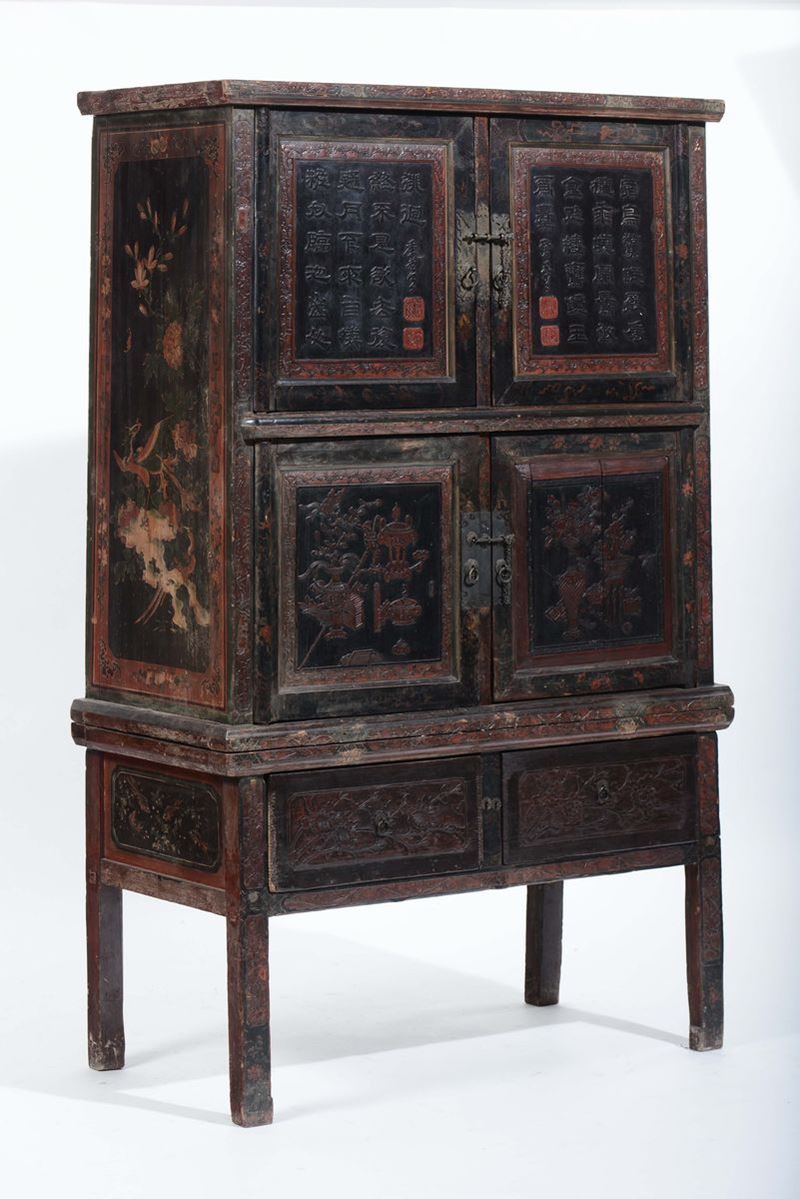 Grande mobile a due ante in legno laccato con decoro floreale, Cina, XX secolo  - Asta Chinese Works of Art - Cambi Casa d'Aste