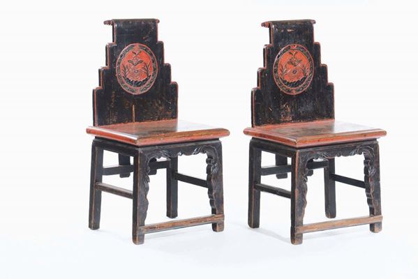 Coppia di seggiole in legno laccate con immagine di lepre sullo schienale, Cina, XX secolo
