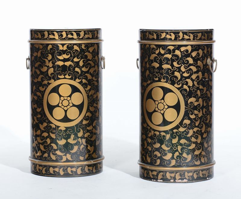 Coppia di grandi scatole cilindriche ebanizzate e dorate, Giappone, fine XIX secolo  - Asta Chinese Works of Art - Cambi Casa d'Aste