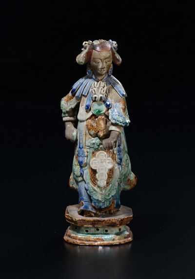 Figura di Contadina in Gres con Smalti Policromi, Cina, Dinastia Qing, XIX-XX Secolo