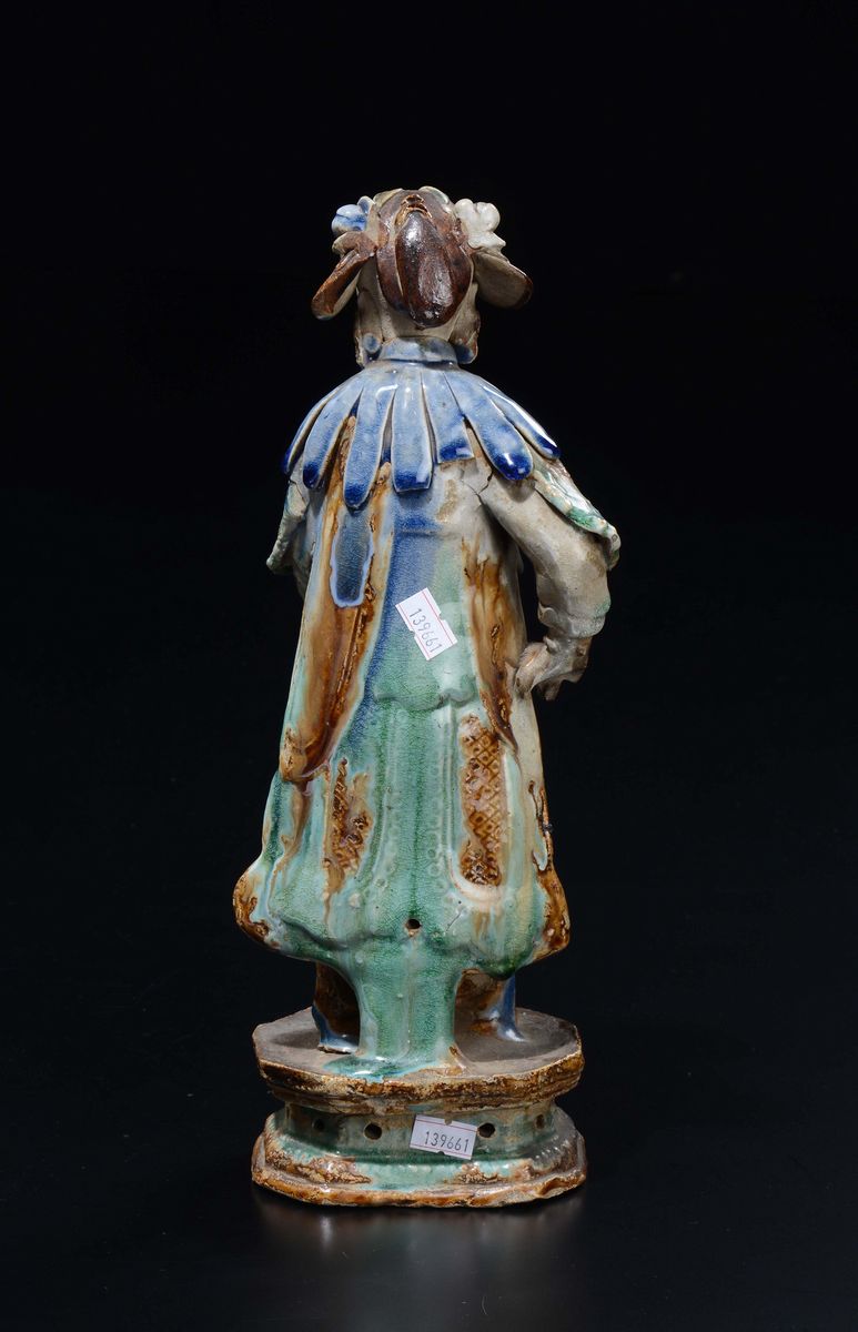 Figura di Contadina in Gres con Smalti Policromi, Cina, Dinastia Qing, XIX-XX Secolo