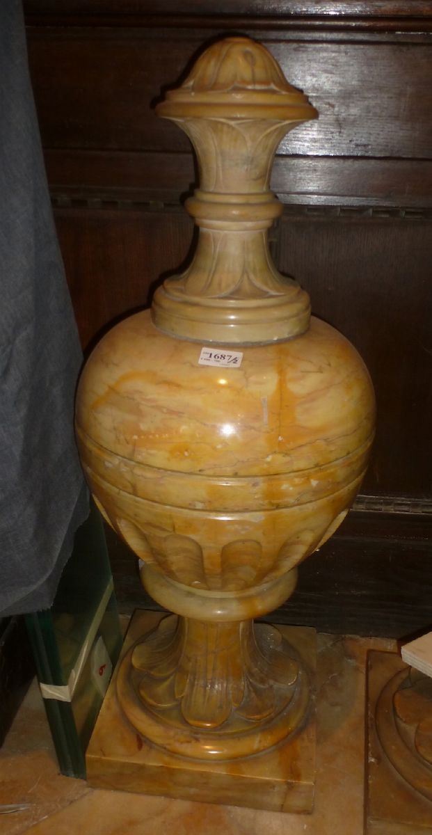Coppia di vasi in marmo giallo  - Asta Asta a Tempo Antiquariato - Cambi Casa d'Aste