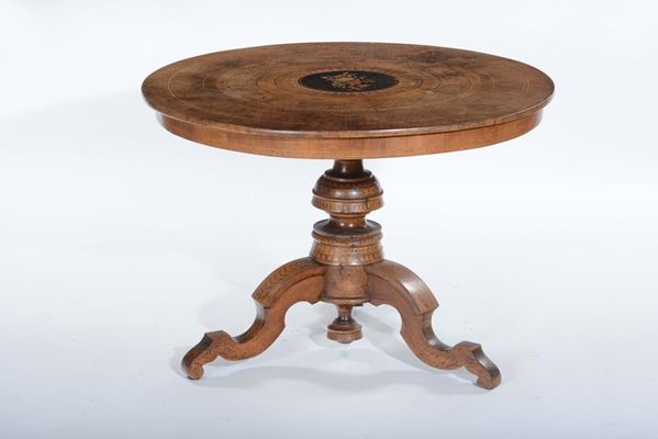 Tavolo interamente lastronato ed intarsiato alla sorrentina, fine XIX secolo