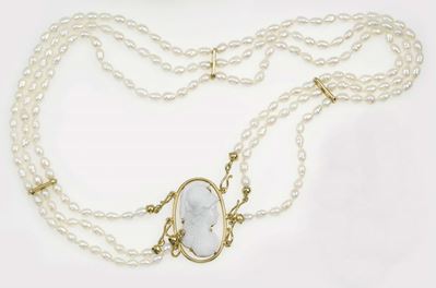 Collana in Perle di Acqua Dolce con Cammeo Testa di Minerva