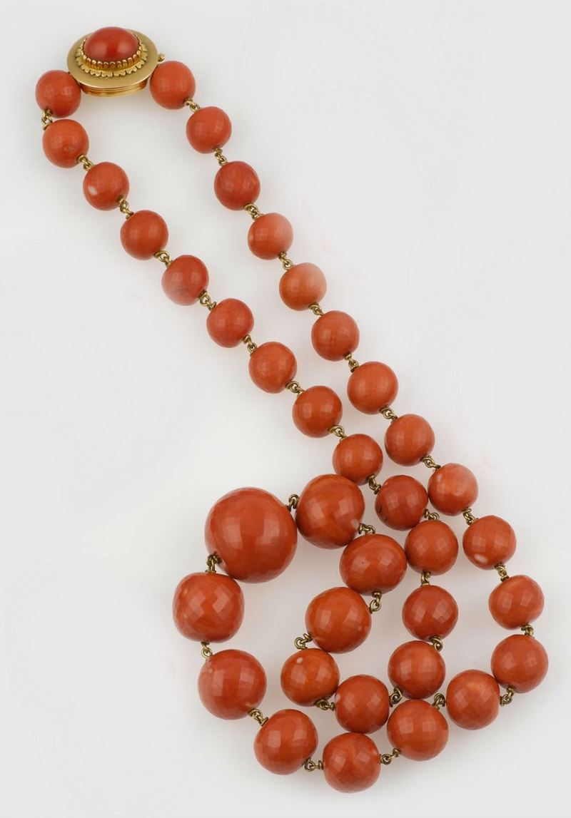 A graduated coral beads necklace  - Auction Jewels - II - Cambi Casa d'Aste