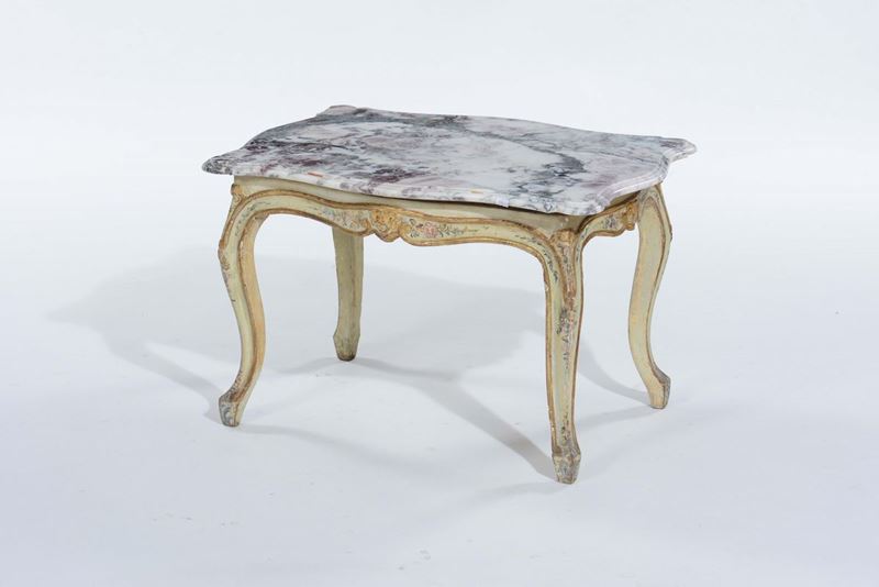 Tavolino da salotto in stile luigi XVI in legno laccato  - Asta Arredi dalle dimore degli eredi Ercole Marelli e altre provenienze - Cambi Casa d'Aste