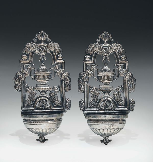 Due piccole acquasantiere in argento fuso e sbalzato