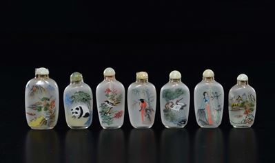 Lotto di Sette Snuff Bottles in Vetro Dipinto con Paesaggi e Animali, Cina, XX Secolo