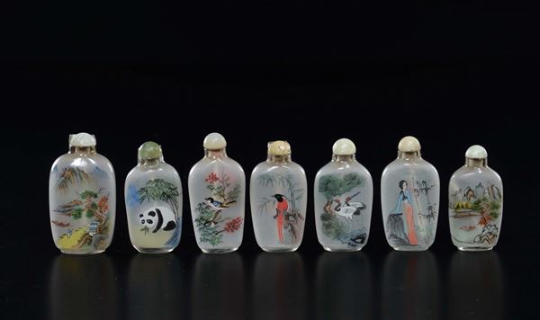 Lotto di sette snuff bottles in vetro dipinto con paesaggi e animali, Cina, XX secolo