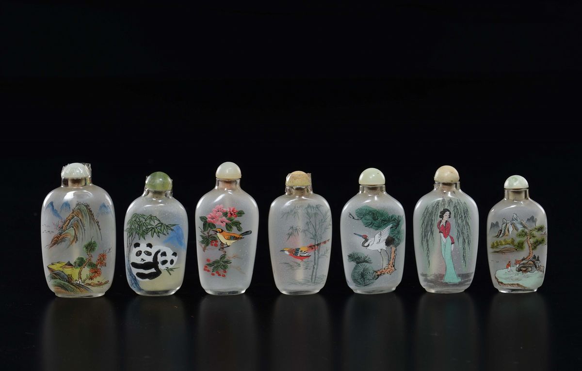 Lotto di Sette Snuff Bottles in Vetro Dipinto con Paesaggi e Animali, Cina, XX Secolo