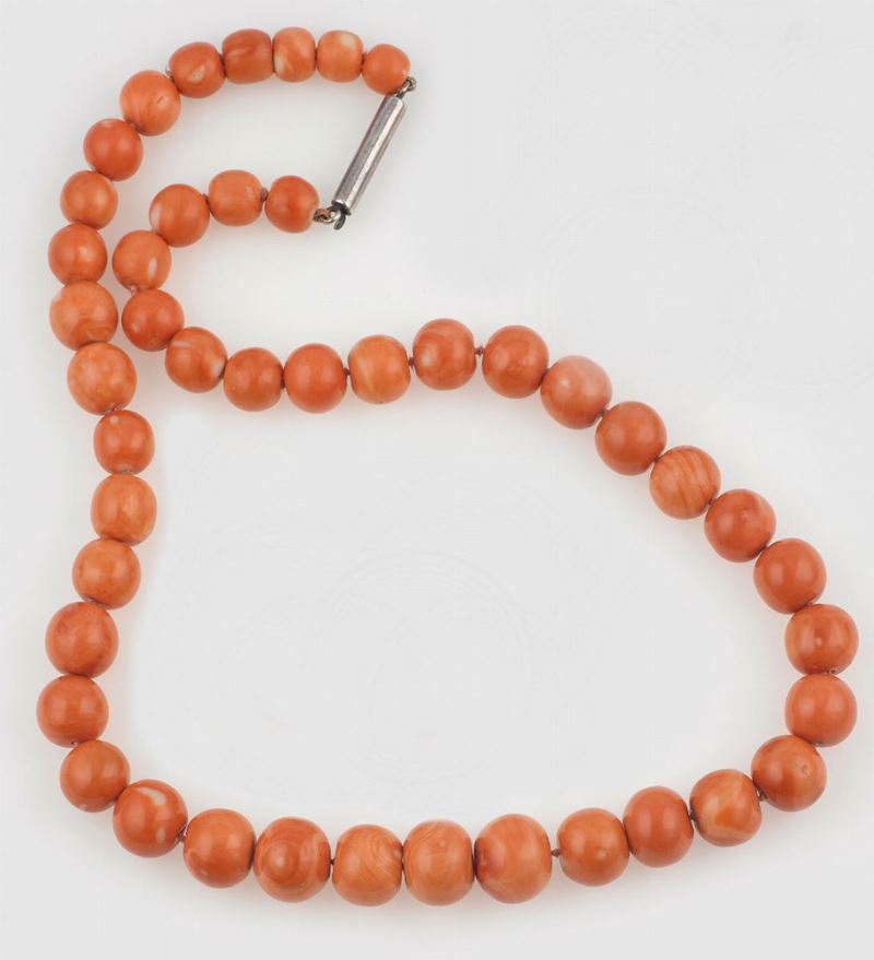 Collana in corallo aranciato marezzata  - Asta Jewels - II - Cambi Casa d'Aste