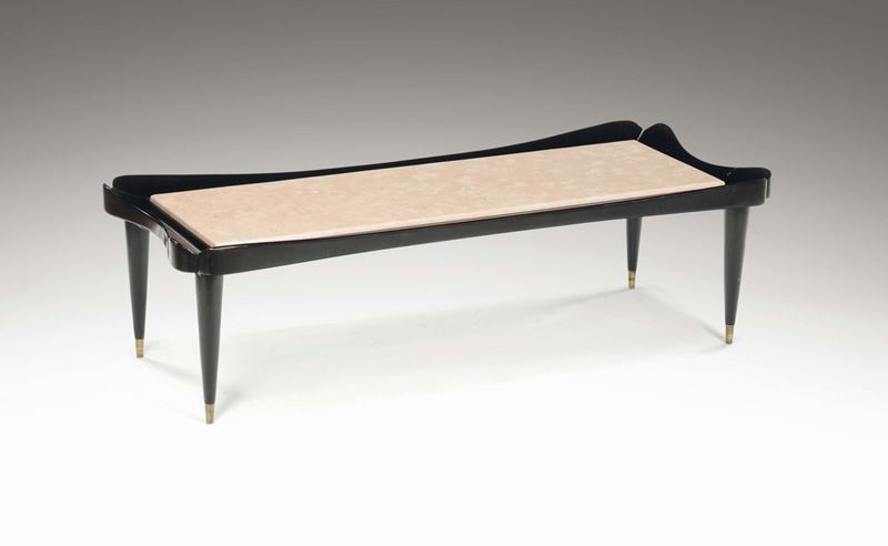 Tavolo basso in legno ebanizzato con piano in marmo e supporti in ottone. Prod. Italia, 1950 ca.  - Asta Design - II - Cambi Casa d'Aste
