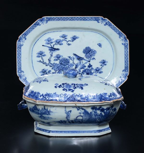Zuppiera e vassoio in porcellana bianca e blu con decoro di rose e paesaggi, Cina, Dinastia Qing, XIX secolo