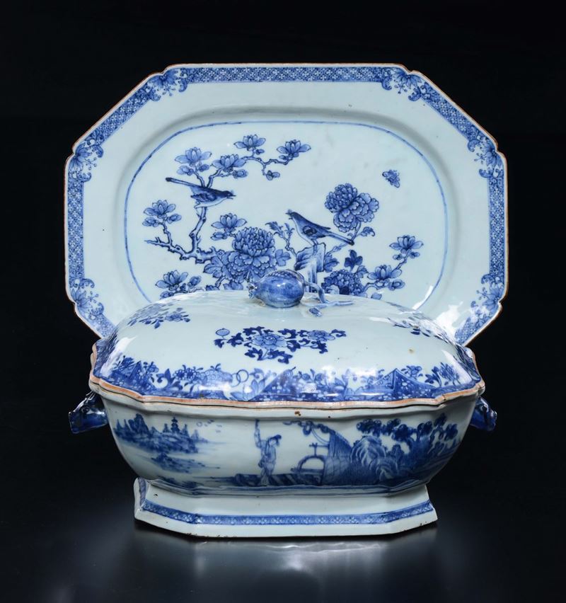 A blue and white soup tureen and tray with roses and landscapes, China, Qing Dynasty, 19th century  - Auction Chinese Works of Art - Cambi Casa d'Aste
