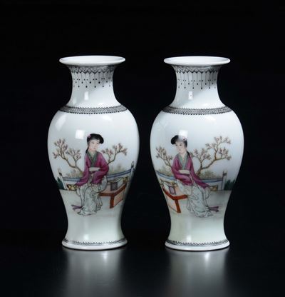 Coppia di Vasi in Porcellana a Smalti Policromi con Guanyin e Iscrizioni, Cina, XX Secolo