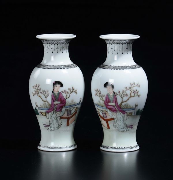 Coppia di vasi in porcellana a smalti policromi con Guanyin e iscrizioni, Cina, XX secolo