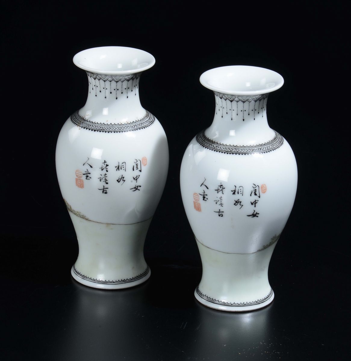 Coppia di Vasi in Porcellana a Smalti Policromi con Guanyin e Iscrizioni, Cina, XX Secolo
