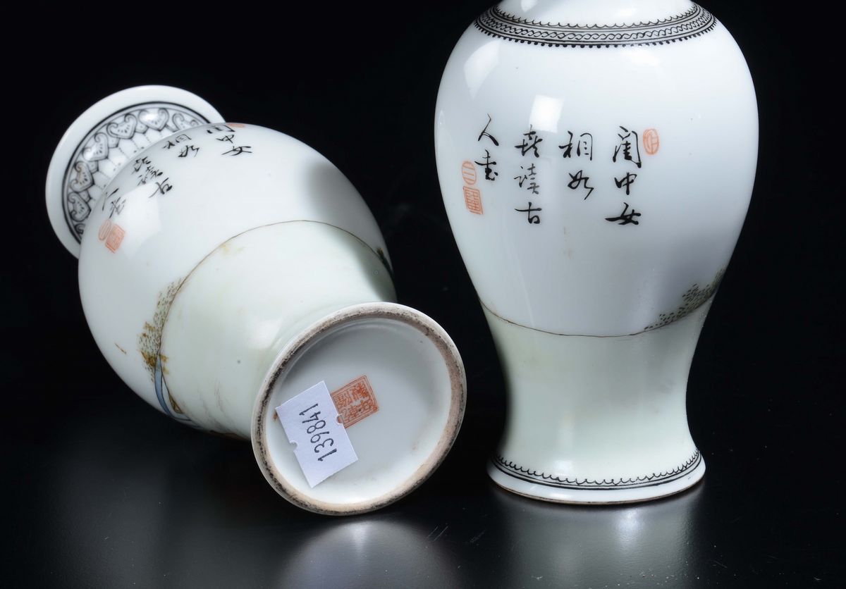 Coppia di Vasi in Porcellana a Smalti Policromi con Guanyin e Iscrizioni, Cina, XX Secolo