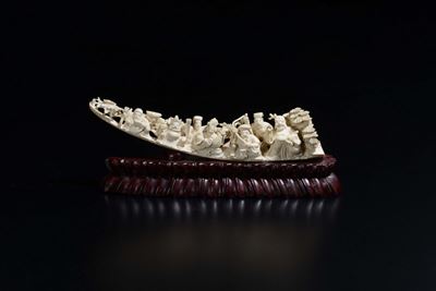 Zanna Scolpita in Avorio Raffigurante Gruppo di Guanyin e Dignitari, Cina, Inizio XX Secolo