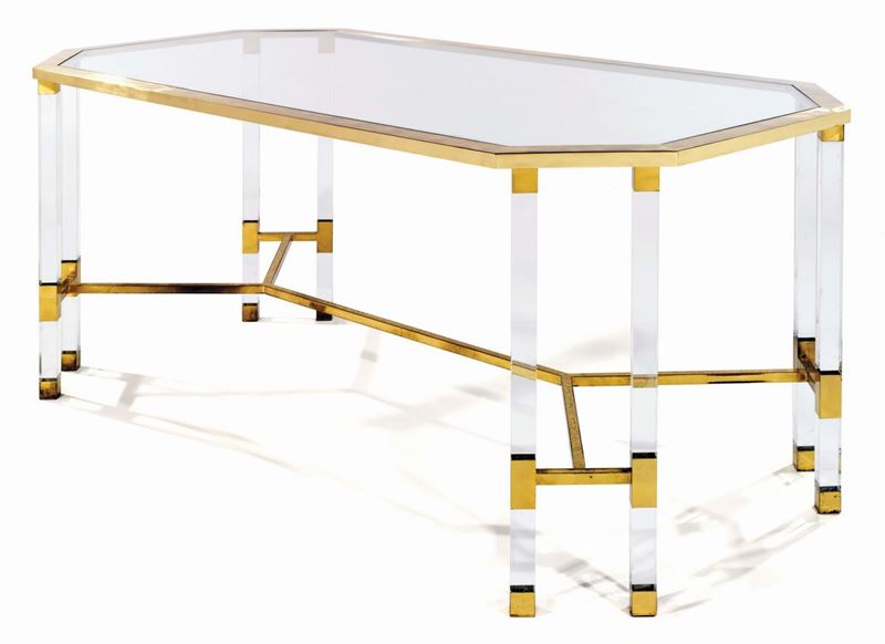 Tavolo con struttura in plexiglas e ottone, piano in vetro. Prod. Italia, 1970 ca.  - Auction Design - II - Cambi Casa d'Aste