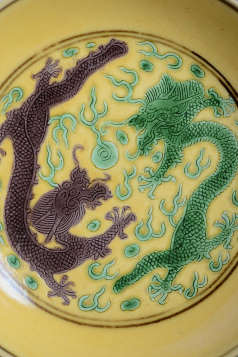 Tre Piattini in Porcellana a Fondo Giallo con Raffigurazioni di Draghi, Cina, Dinastia Qing, XIX ...