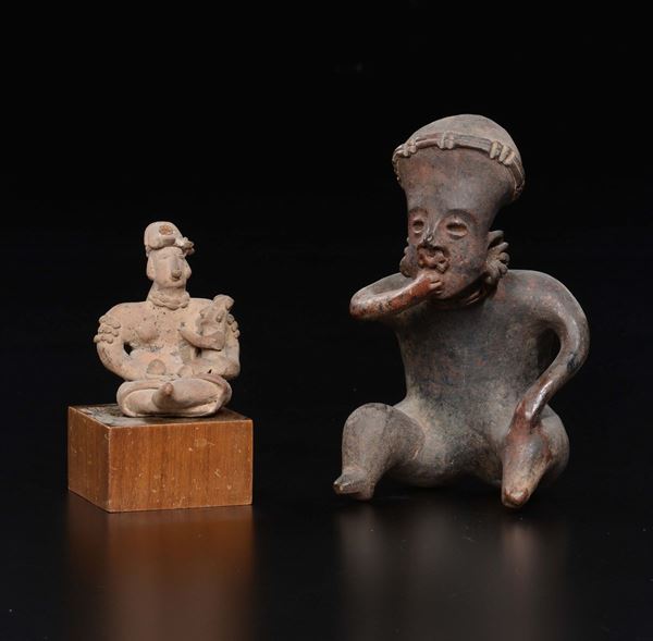 Due figure terracotta di gusto atzeco e tre in bronzo di gusto romano