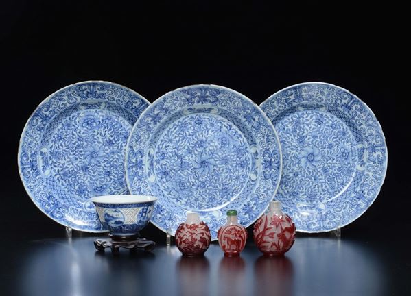 Lot of three blue and white dishes, a fretworked blue and white cup and three glass snuff bottles, China, Qing Dynasty, 18th-19th century