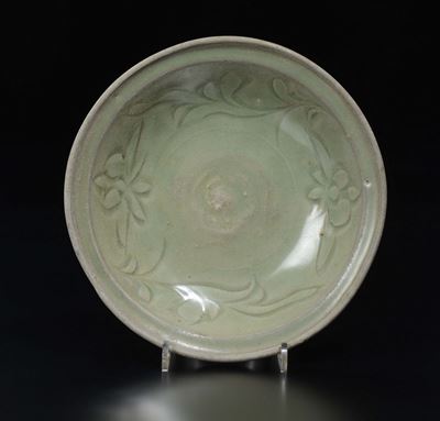 Piatto in Porcellana Celadon a Decoro Naturalistico, Cina, Dinastia Ming, XVI Secolo