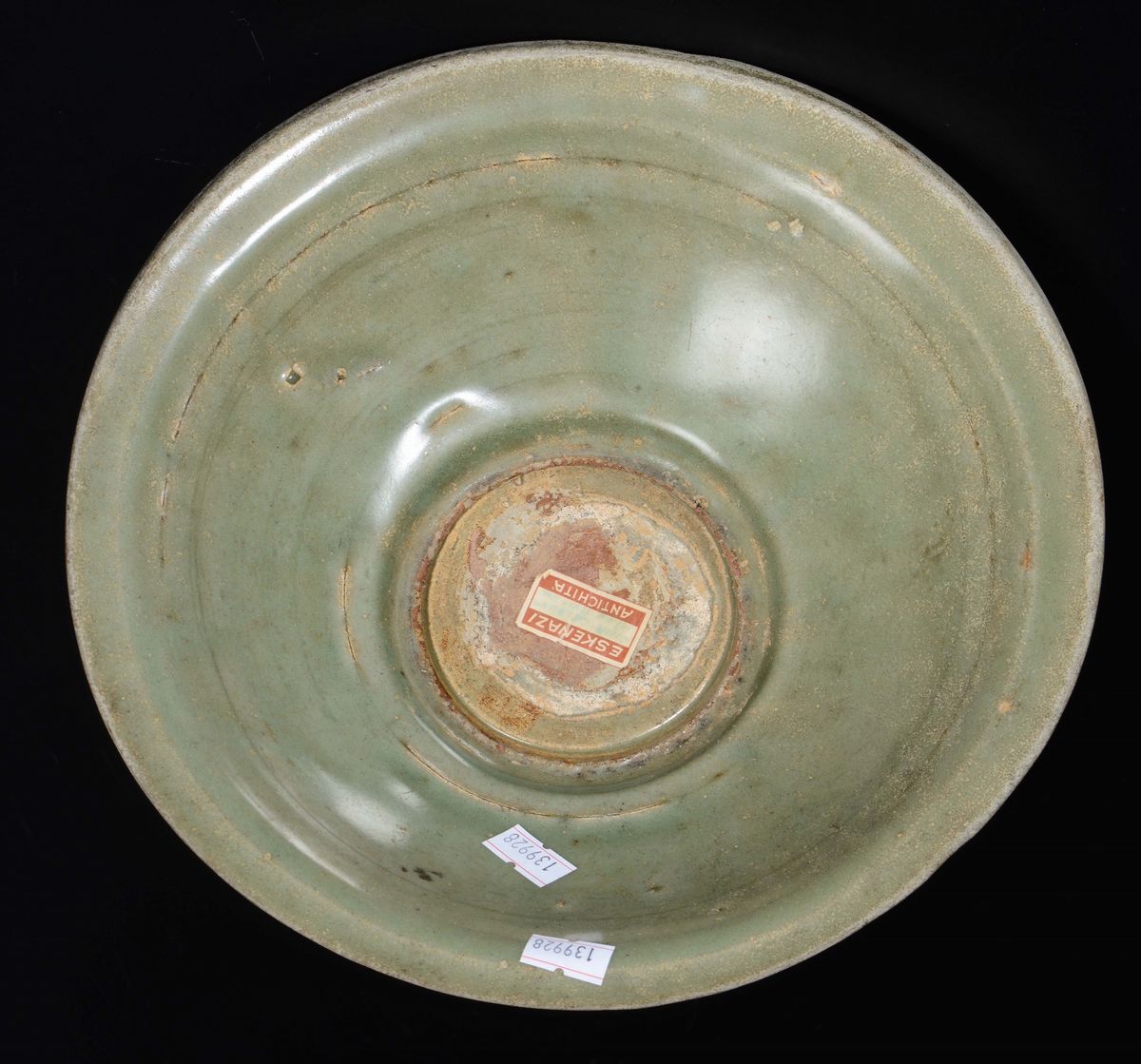 Piatto in Porcellana Celadon a Decoro Naturalistico, Cina, Dinastia Ming, XVI Secolo