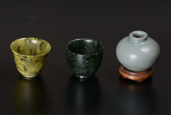 Lotto composto da due tazzine in giadeite e un vasetto in porcellana monocroma, Cina, XX secolo