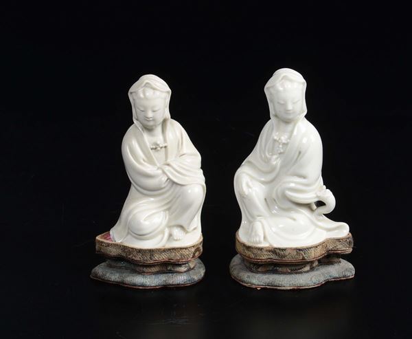 Coppia di Guanyin sedute in porcellana Blanc de Chine, Cina, Dinastia Qing, XVIII secolo