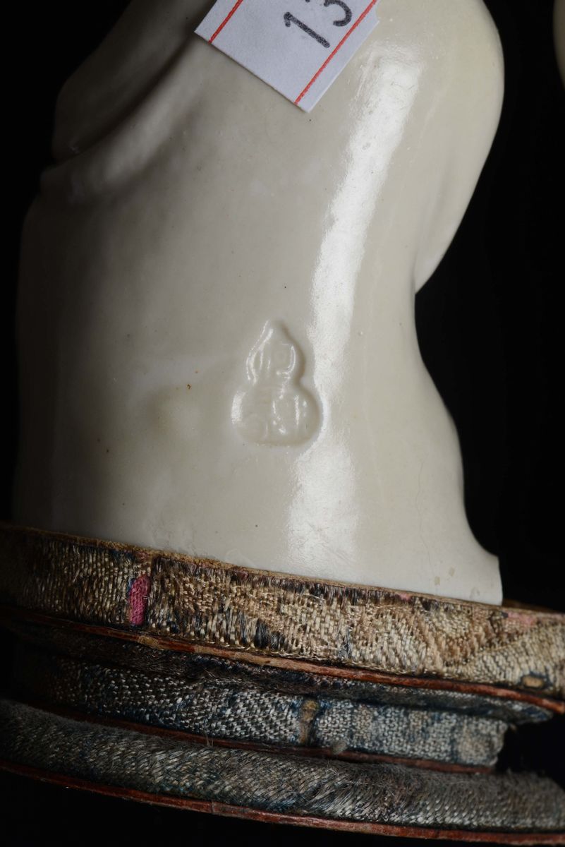 Coppia di Guanyin Sedute in Porcellana Blanc De Chine, Cina, Dinastia Qing, XVIII Secolo