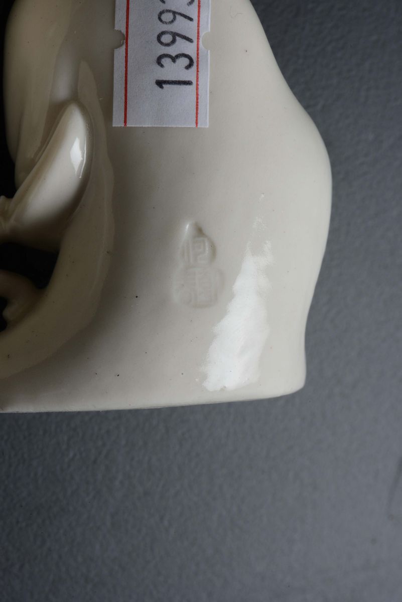 Coppia di Guanyin Sedute in Porcellana Blanc De Chine, Cina, Dinastia Qing, XVIII Secolo